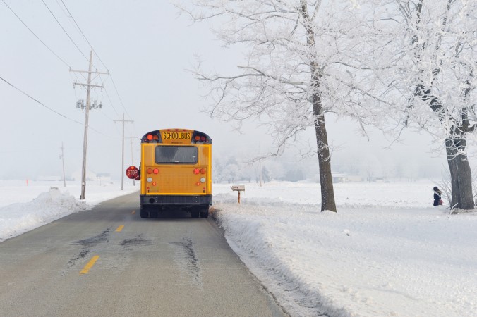 با وجود سرمای شدید بازهم بچه ها به مدرسه میروند